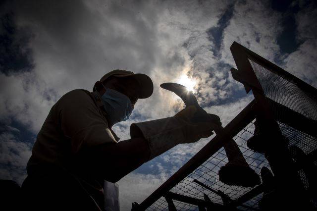 공원 관계자가 소각행사를 앞두고 코뿔소 뿔을 정리하고 있다. 연합뉴스