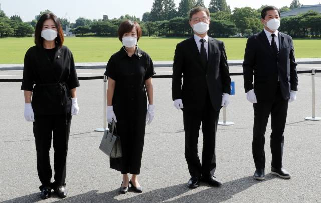 국민의힘 대선 주자인 최재형 전 감사원장이 지난달 5일 서울 동작구 국립서울현충원 임시 현충탑 참배소에서 참배를 하기 위해 입장하고 있다. 왼쪽부터 김미애 의원, 부인 이소연 여사, 최 전 감사원장, 박대출 의원. 뉴시스