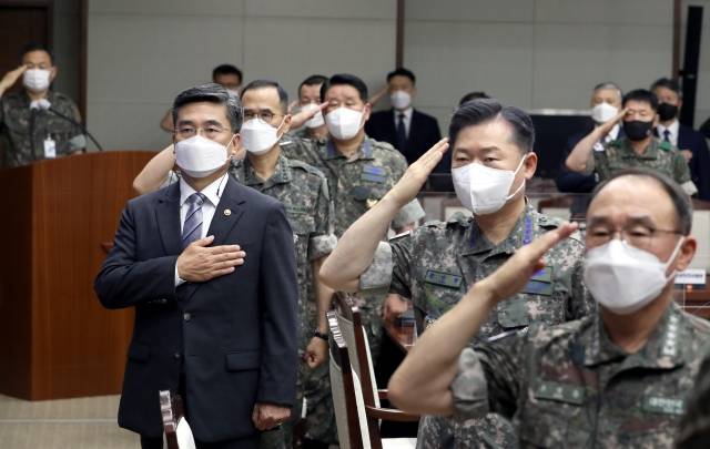 서욱 국방부 장관이 지난 7월 7일 서울 용산구 국방부에서 열린 2021년 전반기 전군주요지휘관회의에 참석해 국기에 경례를 하고 있다. 사진=국방일보 제공. 뉴시스