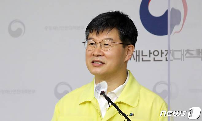 (세종=뉴스1) 장수영 기자 = 이기일 중앙재난안전대책본부 제1통제관이 30일 정부세종청사 보건복지부 브리핑실에서 코로나19 중대본 브리핑을 하고 있다.  2021.7.30/뉴스1