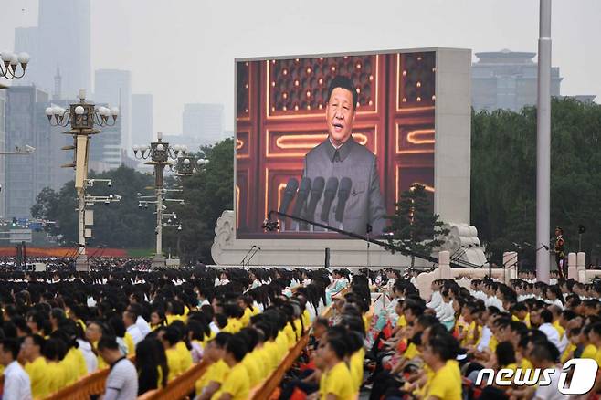 시진핑 중국 국가 주석이 1일(현지시간) 베이징의 톈안먼 광장에서 열린 공산당 창당 100주년 경축행사서 연설하는 모습이 영상으로 비치고 있다. 2021.7.1./사진=(베이징 AFP=뉴스1)