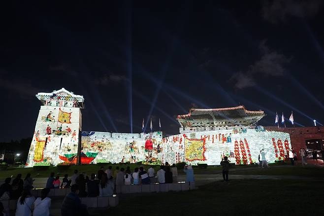 수원문화재단(대표이사 길영배)은 오는 24일부터 내달 24일까지 31일간 수원화성 화서문과 장안공원, 행궁동 일원에서, 문화재청의 세계유산 활용콘텐츠 구축사업의 일환으로 '2021 수원화성 미디어아트쇼'를 개최한다. / 사진제공=수원문화재단