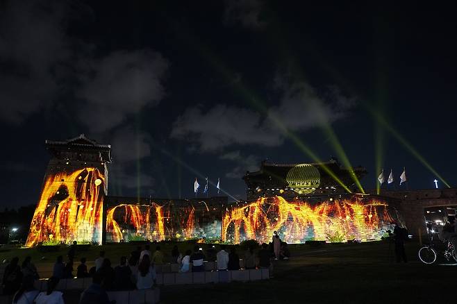 수원문화재단(대표이사 길영배)은 오는 24일부터 내달 24일까지 31일간 수원화성 화서문과 장안공원, 행궁동 일원에서, 문화재청의 세계유산 활용콘텐츠 구축사업의 일환으로 '2021 수원화성 미디어아트쇼'를 개최한다. / 사진제공=수원문화재단