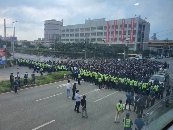충남 당진 현대제철 당진제철소에서 노조가 자회사 전환 등에 반대하며 집회를 열고 있다. /사진=현대제철