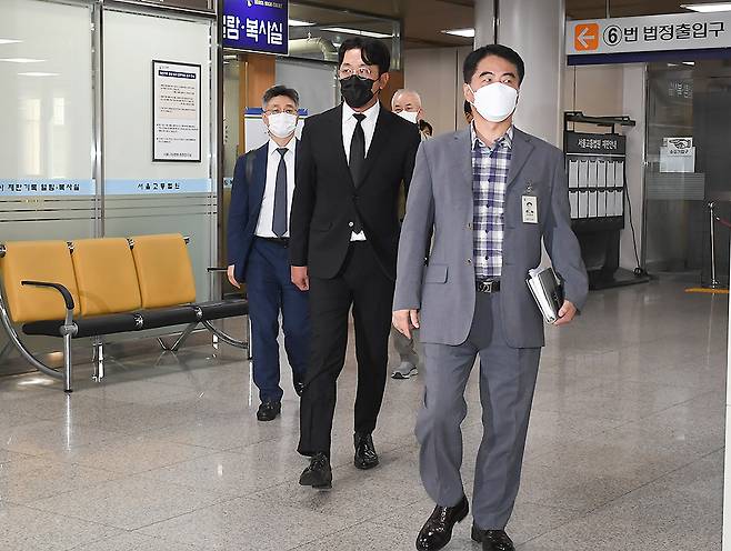 1심 선고공판 당시 법원 나서는 하정우.