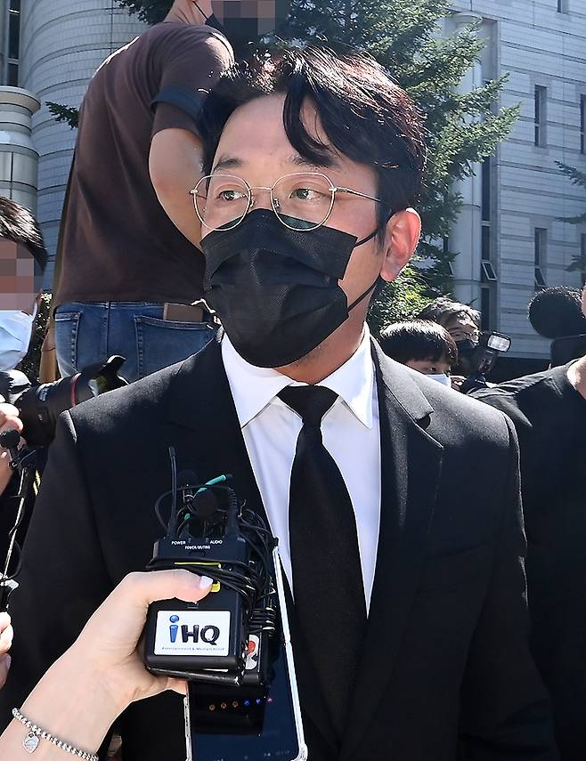 이 당시 ‘겸허히 받아들인다’며 취재진의 질문에 답한 하정우.