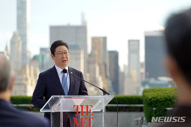 [뉴욕=뉴시스] 김진아 기자 = 황희 문화체육관광부 장관이 20일(현지시간) 메트로폴리탄 미술관에서 한국실 방문 기념 축사를 하고 있다. 2021.09.21. bluesoda@newsis.com