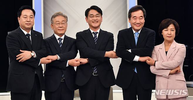 [부산=뉴시스] 하경민 기자 = 더불어민주당 대권 주자들이 24일 오후 부산 수영구 부산KBS에서 열린 제20대 대통령선거 민주당 경선 후보 토론회에 참석, 본격적인 토론에 앞서 기념촬영을 하고 있다. 왼쪽부터 김두관·이재명·박용진·이낙연·추미애 후보. 2021.09.24. yulnetphoto@newsis.com