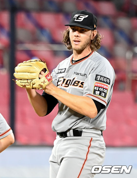 [OSEN=수원, 김성락 기자] 24일 오후 경기도 수원시 수원kt위즈파크에서 ‘2021 신한은행 SOL KBO 리그’ KT 위즈와 한화 이글스의 경기가 열렸다.5회말 종료 후 한화 선발 킹험이 더그아웃으로 이동하고 있다. 2021.09.24 /ksl0919@osen.co.kr