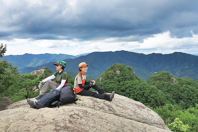 감악산 정상 일출봉에서 북서쪽으로 본 매봉산(오른쪽 하늘 금을 이룬 산) 전경.  왼쪽 멀리는 치악산 남대봉과 비로봉. 왼쪽 바위봉은 월출봉. 월출봉에서  오른쪽 소나무로 뒤덮인 봉우리는 월출봉 북릉 제3봉~제2봉이다.