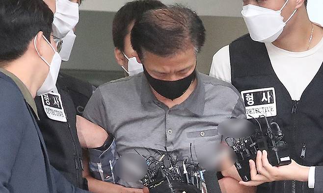 지난 7일 위치추적 전자장치(전자발찌)를 훼손하기 전후로 여성 2명을 살해한 혐의를 받는 강윤성(56)이 서울 송파경찰서에서 검찰에 송치되기 위해 호송차로 향하고 있다. 뉴시스