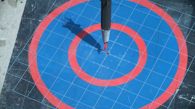 영상 및 사진을 통해 공개된 고위력 탄도미사일은 가상 표적 한 가운데 서 있는 깃발을 정확이 타격했다. 사진=국방과학연구소