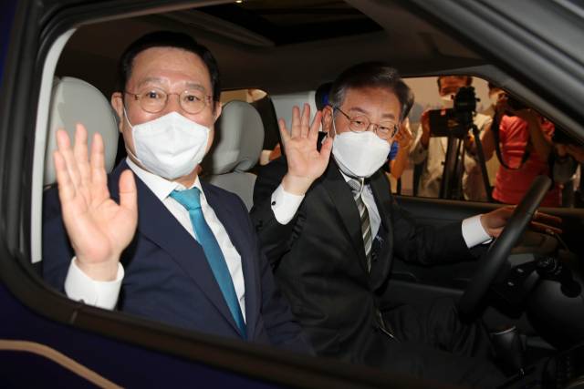 17일 광주 빛그린산업단지 내 광주글로벌모터스(GGM) 공장을 방문한 더불어민주당 경선 후보 이재명(오른쪽) 경기도지사가 이용섭 광주시장과 캐스퍼에 탑승해 손을 흔들고 있다. /연합뉴스