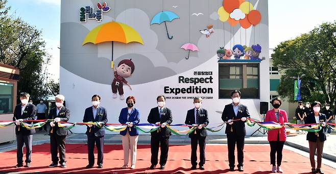 23일 오후 열린 올림마루 개관식에서 김석준 교육감 등 참석자들이 컷팅식을 하고 있다.ⓒ부산광역시교육청