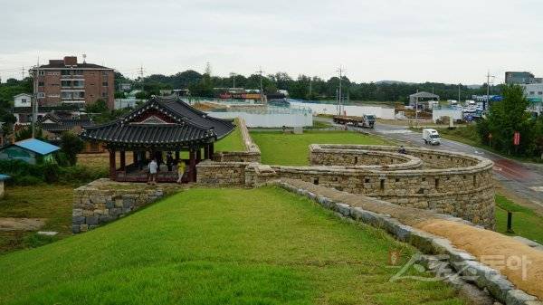 당진의 인스타그래머블한 당일여행 추천명소인 면천읍성 성벽에서 내려다본 마을 모습. 당진｜김재범 기자 oldfield@donga.com