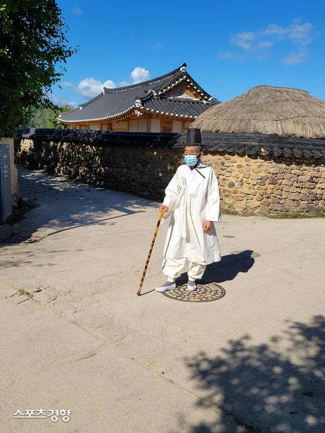 하회마을의 시간은 과거가 아니라 현재다. 산책하는 촌로의 모습이 역사를 웅변한다.