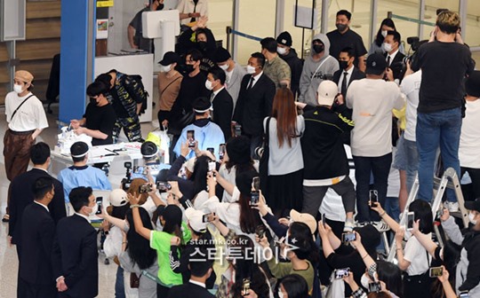 입국장에는 금의환향을 한 방탄소년단을 마중하기 위해 200여명 팬들이 몰렸다. 사진l유용석 기자