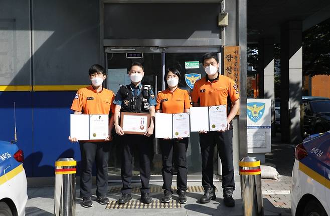 송파소방서, 심폐소생술 실시 경찰관에 '시민 하트세이버' 좌측부터 김진현 소방사, 배모 경위, 장경진 소방교, 이준호 소방장 [송파소방서 제공. 재판매 및 DB 금지]