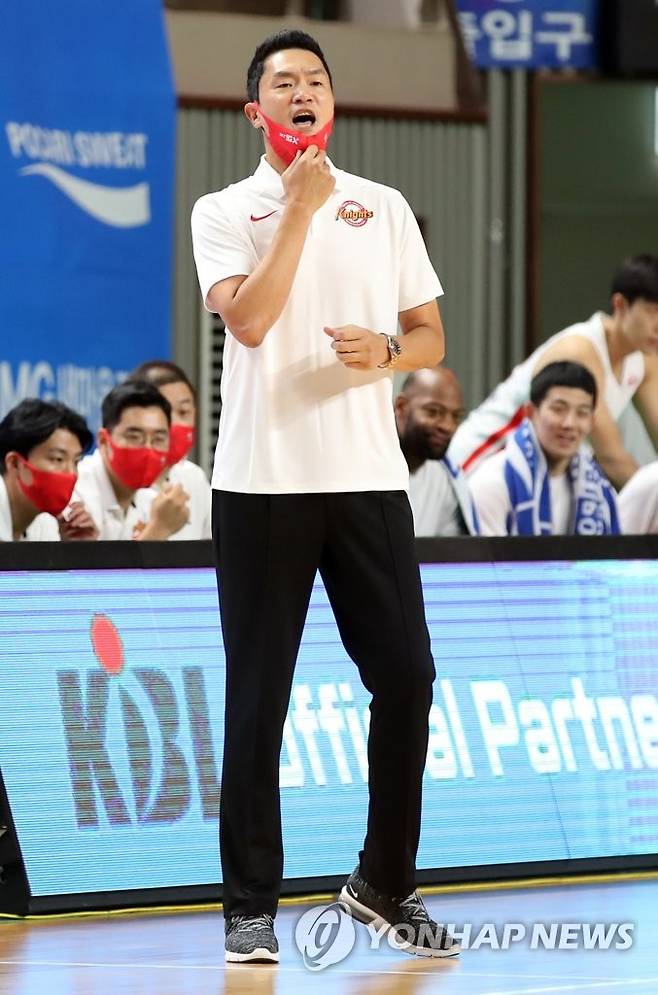 작전 지시하는 전희철 감독 (상주=연합뉴스) 임헌정 기자 = 15일 오후 경북 상주실내체육관에서 열린 2021 MG새마을금고 KBL 컵대회 예선 창원LG 대 서울SK 경기. 
    SK 전희철 감독이 선수들에게 지시하고 있다. 2021.9.15 kane@yna.co.kr