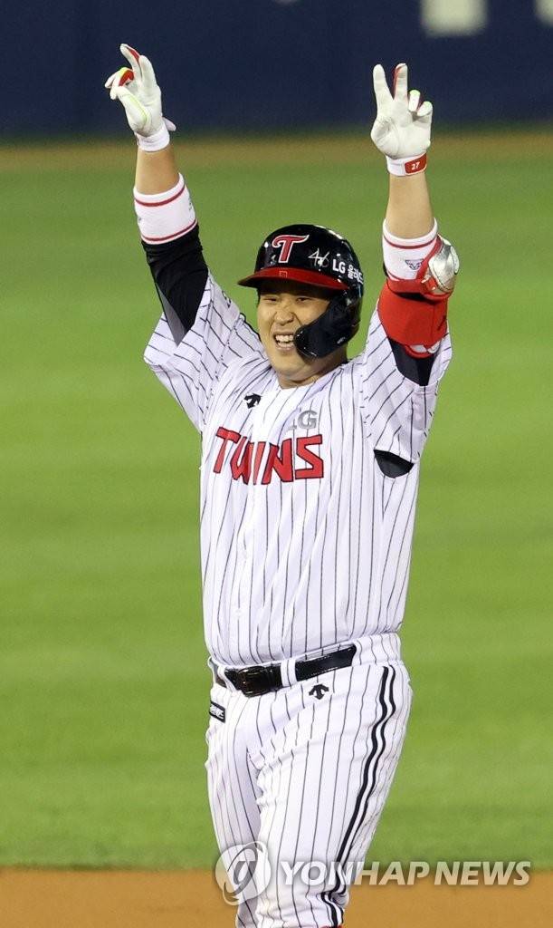 LG 유강남 '2점 더!' (서울=연합뉴스) 김인철 기자 = 24일 서울 잠실야구장에서 열린 2021 프로야구 KBO리그 삼성 라이온즈와 LG 트윈스의 경기. 3회말 2사 1, 2루 LG 유강남이 좌중간 2타점 2루타를 치고 환호하고 있다. 2021.9.24 yatoya@yna.co.kr