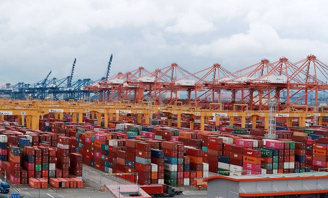 부산신항에 수출을 앞둔 컨테이너들이 쌓여 있다. (사진=연합뉴스)