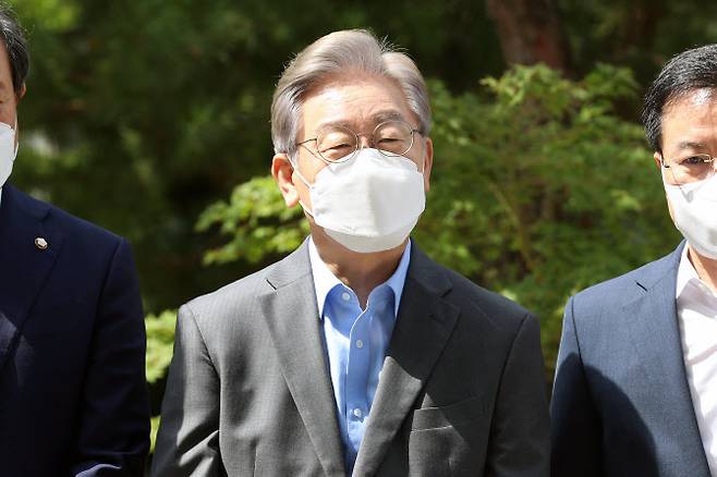 이재명 경기도지사가 지난 18일 오전 광주 남구 한 미혼모 시설을 방문한 뒤 취재진의 질문에 답하고 있다.      [사진=연합뉴스]