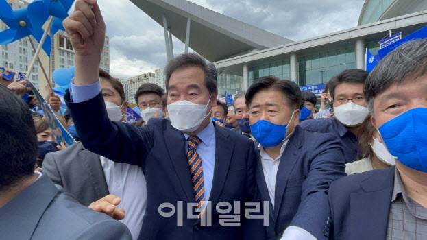 5일 오후 광주 김대중컨벤션센터에서 열린 더불어민주당 광주·전남 합동연설회장 현장을 찾은 이낙연 전 대표가 지지자들에게 인사를 하고 있다.(사진=이상원 기자)