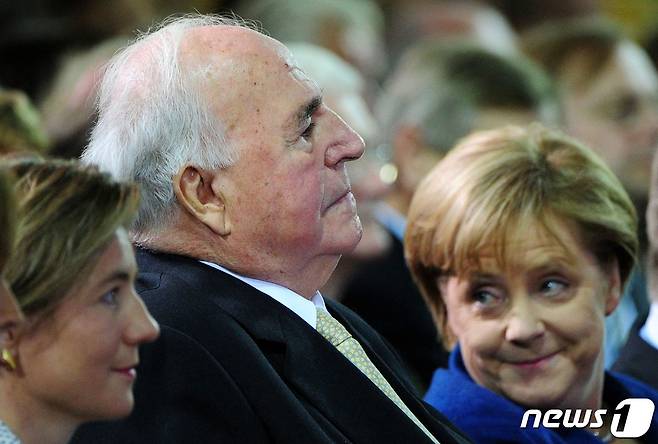 2010년 10월 1일 베를린에서 열린 독일 통일 20주년 기념식에서 앙겔라 메르켈 독일 총리, 헬무트 콜 전 독일 총리와 부인 마이케 콜 리히터(왼) 여사가 참석한 모습. 오는 26일 총선 이후 물러나는 메르켈 총리는 4선 16년을 집권, 헬무트 콜 전 총리와 함께 '최장수 총리' 타이틀을 얻게 됐다. © AFP=뉴스1 © News1 최서윤 기자