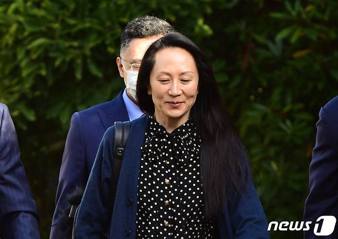 멍완저우 화웨이 부회장 겸 최고재무책임자(CFO)가 2021년 9월 24일(현지시간) 캐나다 밴쿠버에서 범죄인 인도 재판에 참석하기 위해 집을 나서는 모습. 멍 부회장은 2018년 대 이란 제재 위반 혐의로 미국 측 요청에 의해 캐나다 당국에 체포됐고, 보석으로 풀려난 뒤 가택연금 상태에서 범죄인 인도 재판을 받아왔다. © AFP=뉴스1