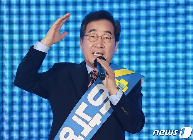 이낙연 더불어민주당 대선 예비후보가 25일 광주 서구 김대중컨벤션센터에서 열린 더불어민주당 대선 후보 선출을 위한 광주·전남 합동연설회에서 정견발표를 하고 있다. 2021.9.25/뉴스1 © News1 구윤성 기자