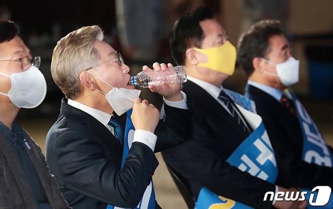 이재명 더불어민주당 대선 예비후보가 25일 광주 서구 김대중컨벤션센터에서 열린 더불어민주당 대선 후보 선출을 위한 광주·전남 합동연설회에서 정견발표를 마친 뒤 물을 마시고 있다. 2021.9.25/뉴스1 © News1 구윤성 기자