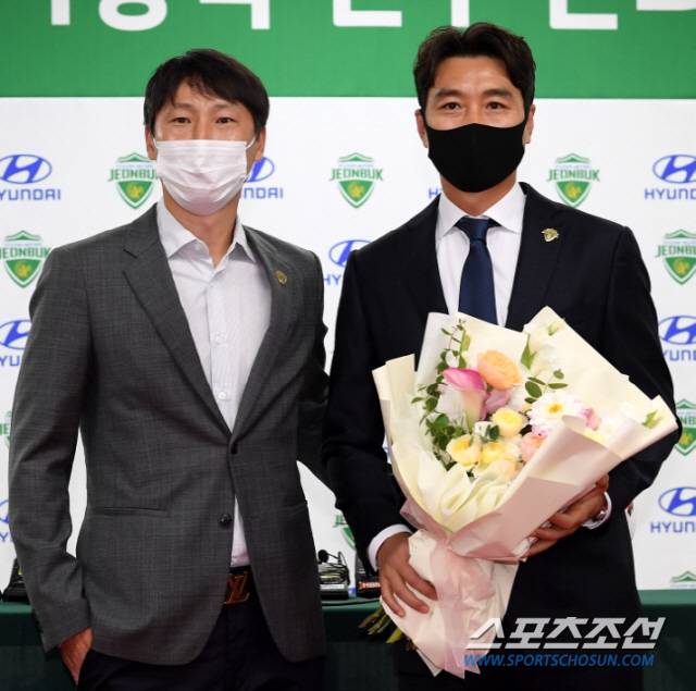 '라이언킹' 이동국(전북)이 28일 전주월드컵경기장에서 은퇴 기자회견을 가졌다. 이동국은 K리그 최종전인 11월 1일 열릴 대구 FC전에서 선수로서 마지막 경기를 치르게 된다. 김상식 코치에게 꽃다발을 받는 이동국의 모습. 전주=허상욱 기자 wook@sportschosun.com/2020.10.28/