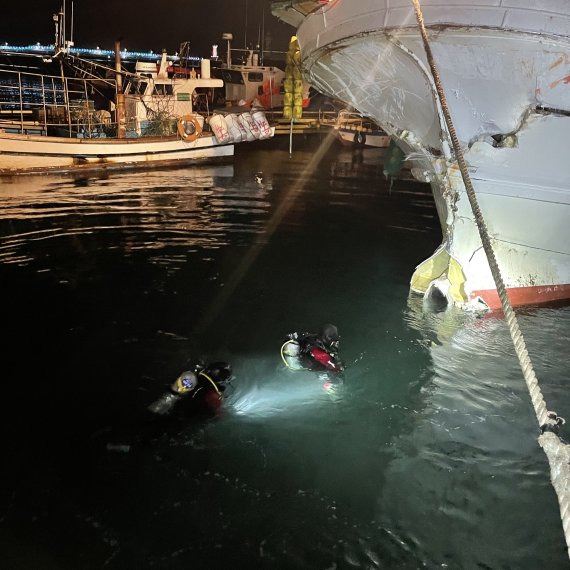 지난 24일 오후 11시 39분께 울산항 묘박지에서 석유제품운반선과 충돌한 어선의 앞부분이 크게 부서져 있다. 울산해경이 현장에 투입돼 사고 상황을 파악하고 있다. /사진=울산해경 제공