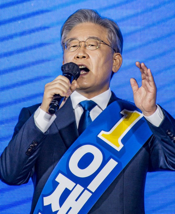 [광주=뉴시스] 류형근 기자 = 더불어민주당 대선 후보 선출을 위한 순회 경선 광주·전남 합동연설회가 25일 오후 광주 서구 김대중컨벤션센터 1층 다목적홀에서 열리고 있다. 기호 1번 이재명 후보가 연설을 하고 있다. 2021.09.25. hgryu77@newsis.com /사진=뉴시스