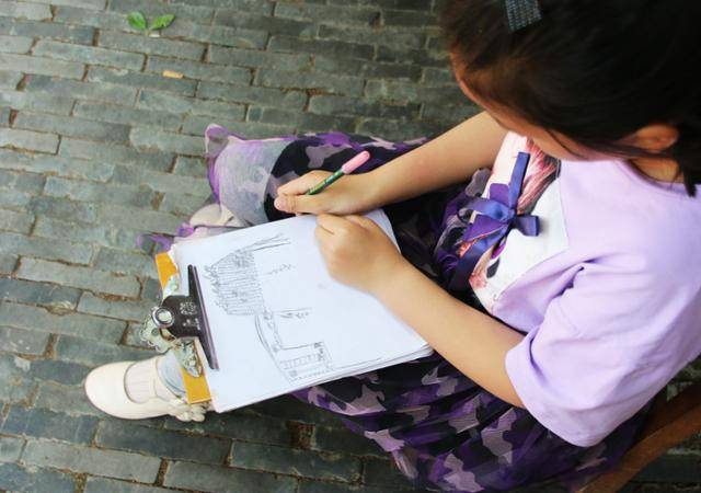 한 어린이가 루즈 풍경을 그리고 있다. ⓒ최종명