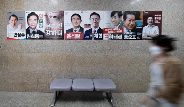24일 국회 본관에 제 20대 대통령선거 경선후보의 포스터가 붙어 있다. 국회사진기자단