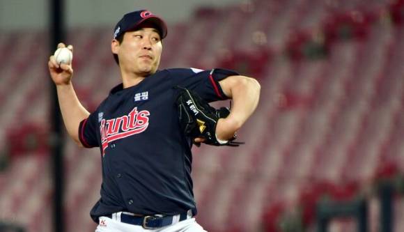 지난 2014년 롯데 자이언츠 유니폼을 입고 KBO리그에 데뷔한 이인복(투수)은 25일 열린 키움 히어로즈와 원정 경기에 선발 등판했다. 그는 6이닝 6실점했으나 타선 지원 속에 승리투수가 되며 8년 만에 데뷔 첫 선발승 기쁨을 누렸다. [사진=뉴시스]