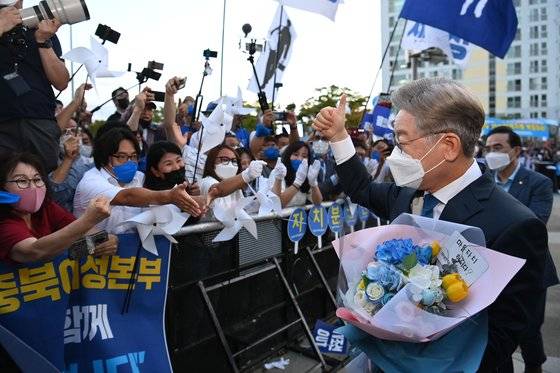 더불어민주당 대통령선거 후보자 선출을 위한 광주·전남 합동연설회가 열린 25일 오후 광주 서구 김대중컨벤션센터 앞에서 득표 결과 발표를 듣고 퇴장한 이재명 후보가 지지자들을 만나고 있다. 연합뉴스