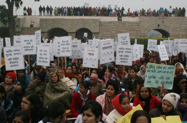 성폭력 항의 시위를 하는 인도 여성들. 사진=연합뉴스
