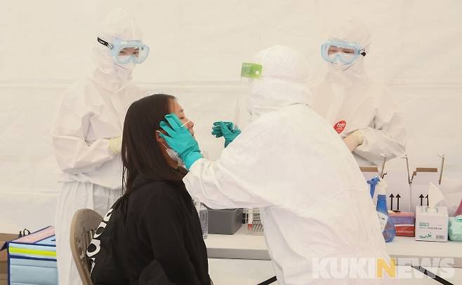 코로나19 이동식 PCR 검사소가 시범 도입된 3일 서울 송파구 서울체육고등학교에서 교직원과 학생들이 코로나19 검사를 받고 있다. 2021.05.03. 박효상 기자