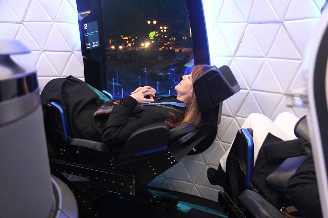 6인승의 뉴 셰퍼드 우주 캡슐 내부. 살짝 누운 자세로 탑승해 창밖으로 우주 풍경을 즐길 수 있다. /사진=송경은 기자