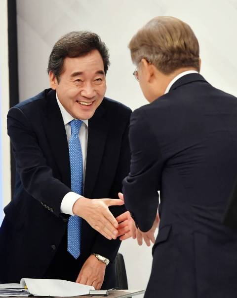 더불어민주당 대권 주자인 이낙연-이재명 후보가 이달 24일 오후 부산 수영구 부산KBS에서 열린 제20대 대통령선거 민주당 경선 후보 토론회에 참석, 인사를 하고 있다. / 사진제공=뉴시스