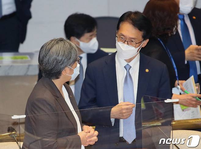 (서울=뉴스1) 이동해 기자 = 정은경 질병관리청장(왼쪽)과 임재현 관세청장이 7일 서울 여의도 국회에서 열린 예산결산특별위원회 전체회의에서 논의하고 있다. 2021.9.7/뉴스1?