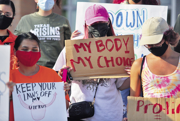 여성의 낙태권을 옹호하는 시민들이 텍사스주 에딘버그에서 시위를 벌이는 모습. [AP]