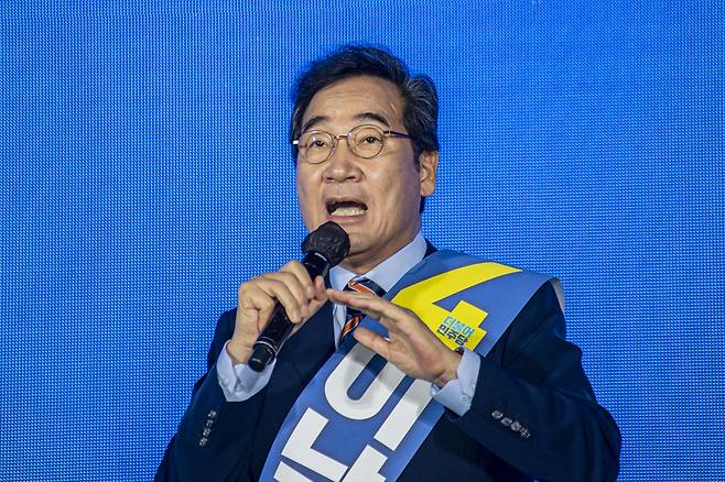 더불어민주당 이낙연 대선 경선 후보가 25일 오후 광주 서구 김대중컨벤션센터 1층 다목적홀에서 열린 광주·전남 지역경선 합동연설회에서 정견발표하고 있다. 연합뉴스