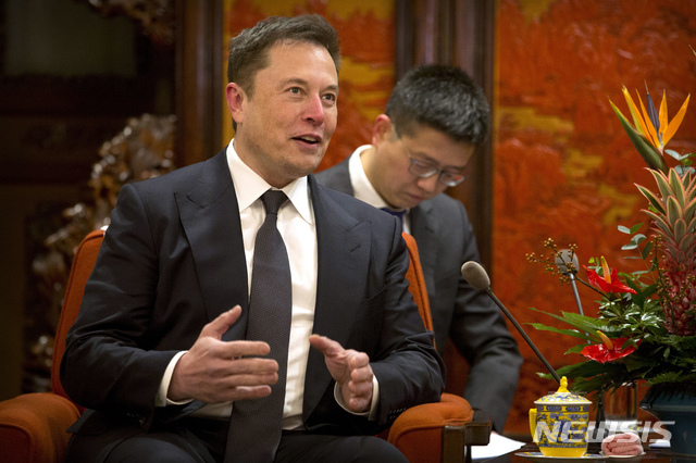 【베이징=AP/뉴시스】일론 머스크 테슬라 CEO가 9일(현지시간) 베이징 중난하이에서 리커창 중국 총리를 만나 회담하고 있다. *재판매 및 DB 금지