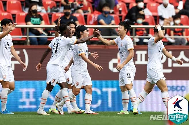 [서울=뉴시스] 프로축구 제주 유나이티드가 포항 스틸러스를 제압했다. (사진=프로축구연맹 제공)