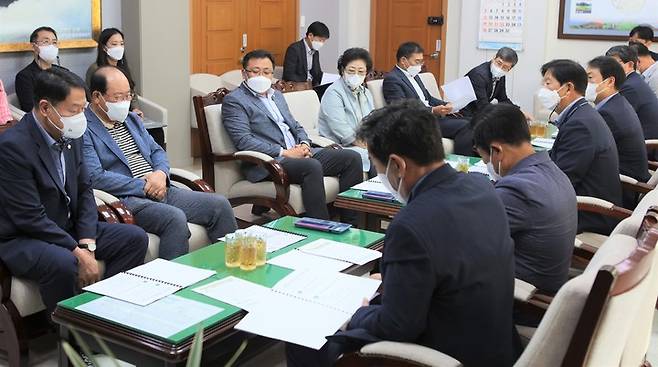 자체 재난지원금 지급 논의하는 단양군과 단양군의회 *재판매 및 DB 금지