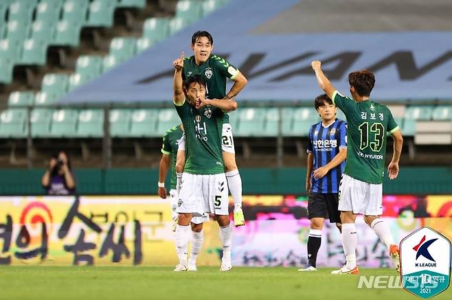 [서울=뉴시스] 전북 백승호 프리킥 선제골. (사진=프로축구연맹 제공)