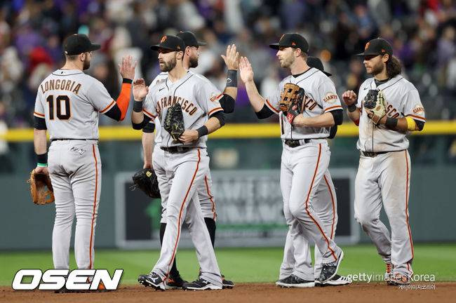[사진] 샌프란시스코 선수들이 25일(한국시간) 쿠어스 필드에서 벌어진 콜로라도와의 원정 경기에서 7-2로 승리, 시즌 100승을 기록한 뒤 하이파이브를 하고 있다. ⓒGettyimages(무단전재 및 재배포 금지)